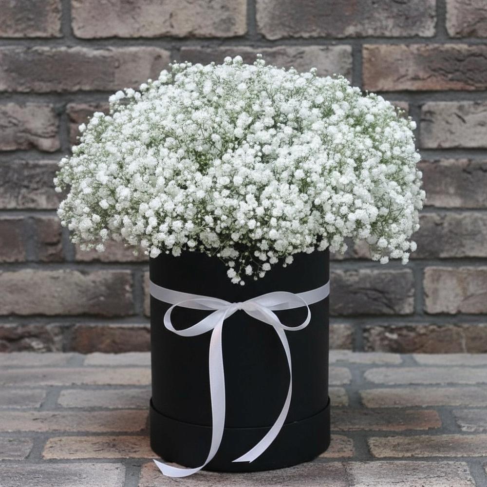 Цветочная композиция из Гипсофила в шляпной коробке в Талой