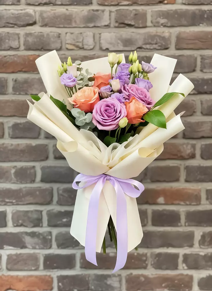 Букет цветов из: Лизиантусы и Розы в Талой