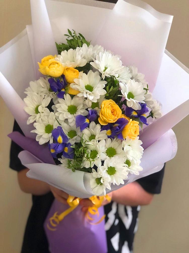 Букет цветов из: Ирисы, Хризантемы и Розы в Талой