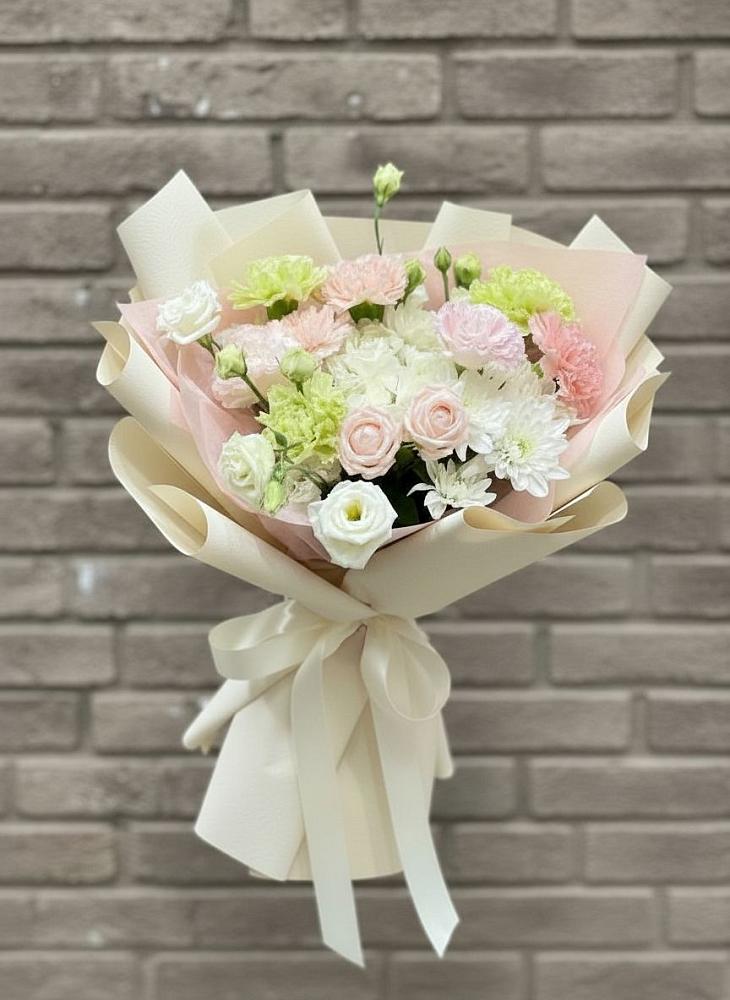 Букет цветов из: Гвоздики, Розы, Лизиантусы и Хризантемы в Талой