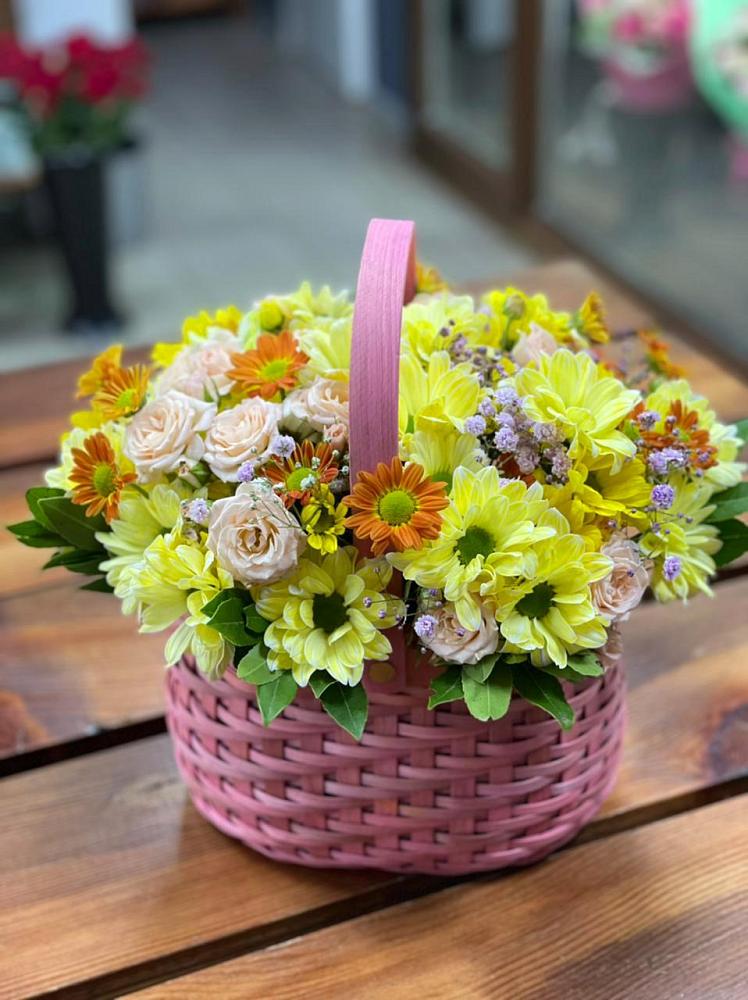 Цветочная композиция из Хризантемы и Розы в корзине в Талой