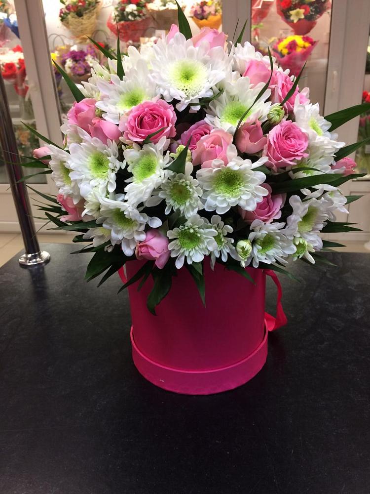 Цветочная композиция из Розы и Хризантемы в шляпной коробке в Талой