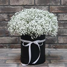 Цветочная композиция из Гипсофила в шляпной коробке в Талой