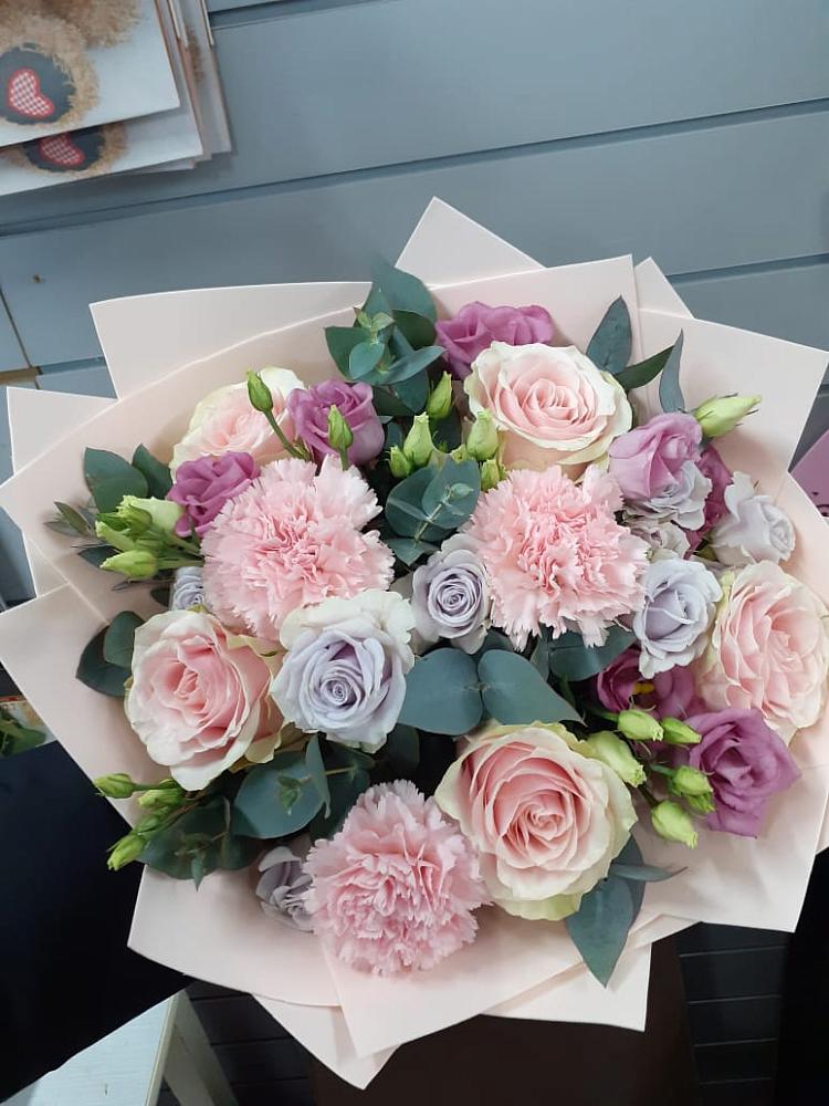 Букет цветов из: Розы, Гвоздики и Лизиантусы в Талой